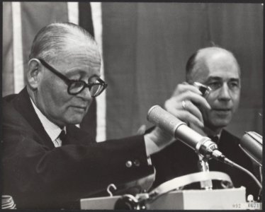 Persconferenties, politici, Stikker, Dirk, Bestanddeelnr 092-0671