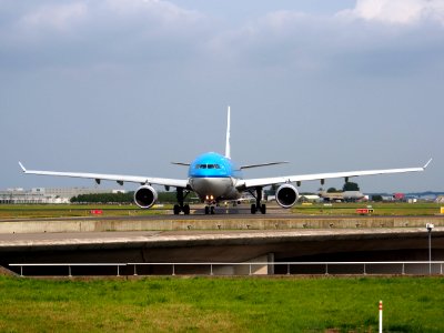 PH-AON KLM Royal Dutch Airlines Airbus A330-203 - cn 925 taxiing 14july2013 pic2