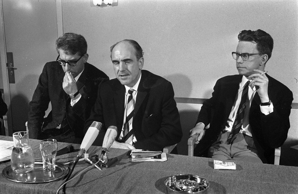 Persconferentie van Andreas Papandreou in Poort van Cleve te Amsterdam. Vlnr Dr…, Bestanddeelnr 921-2798