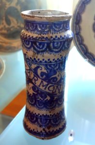 Pharmacy jar, 1650-1700, faience - Museu Nacional de Soares dos Reis - Porto, Portugal - DSC00341