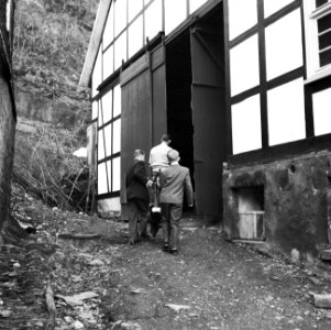 Peter en Bob van der Beld brengen een dode ree naar een schuur in Girkhausen, Bestanddeelnr 254-3589