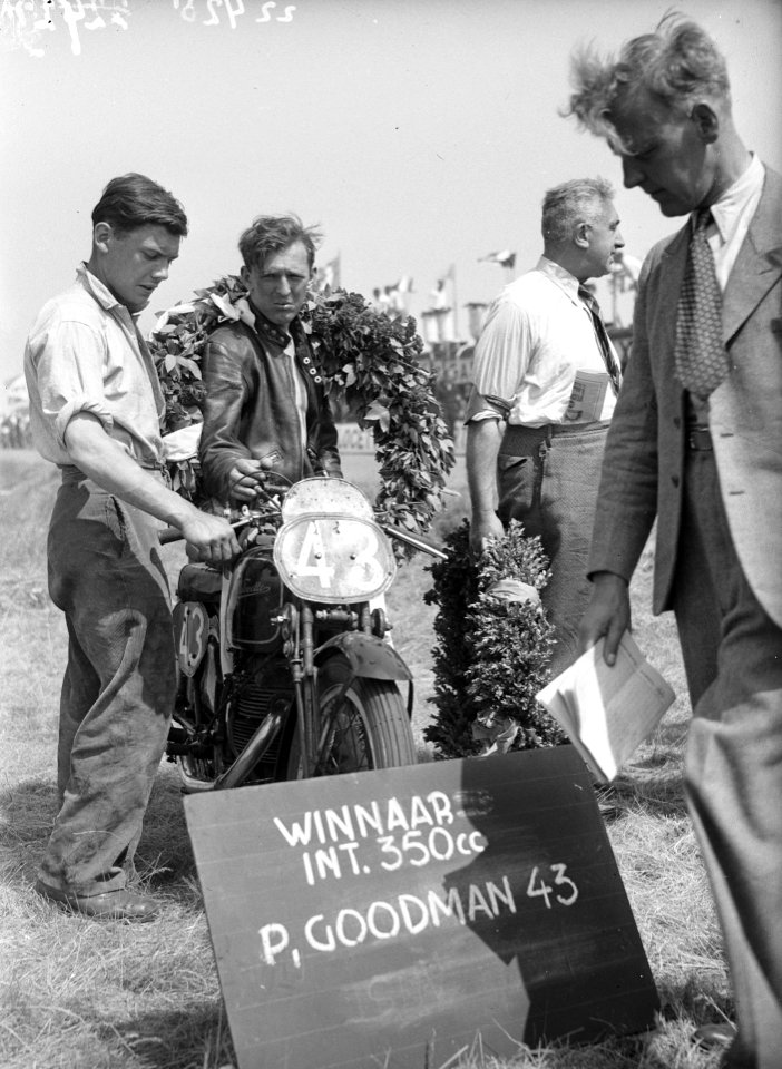 Peter Goodman (winnaar 350cc) op Velocette na huldiging, Bestanddeelnr 902-2428