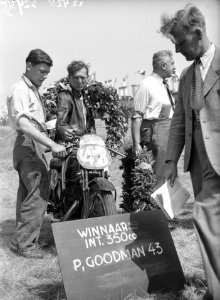 Peter Goodman (winnaar 350cc) op Velocette na huldiging, Bestanddeelnr 902-2428