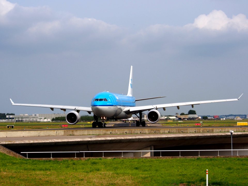 PH-AON KLM Royal Dutch Airlines Airbus A330-203 - cn 925 taxiing 14july2013 pic3