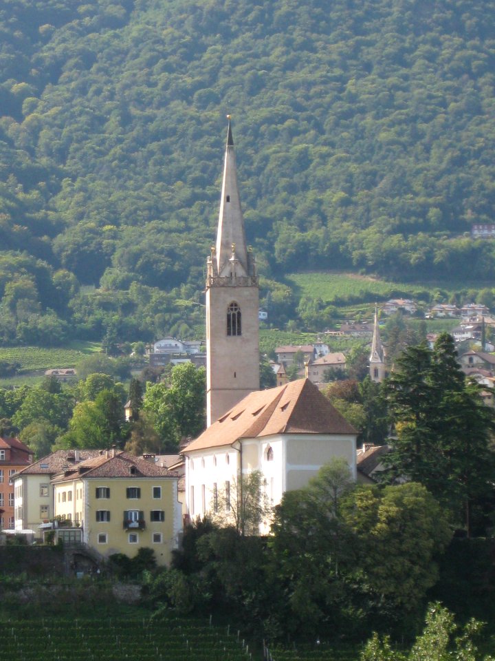 Pfarrkirche und Pfarrwidum Kaltern