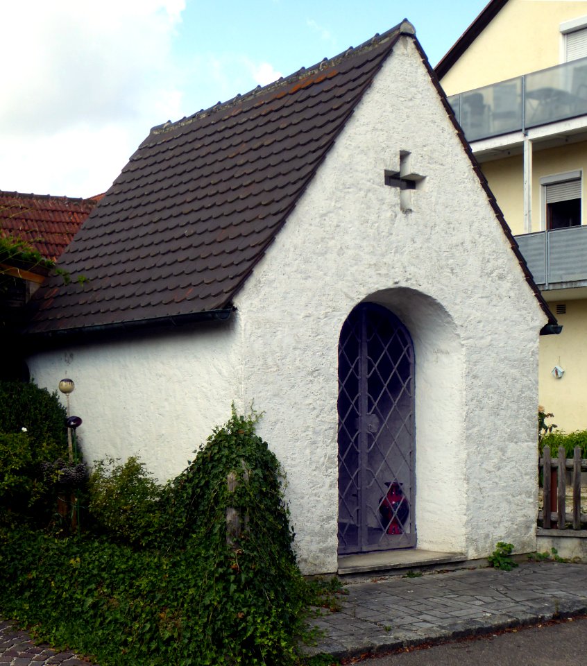 Pfaffenhofen, Kapellenweg 20 v SO, 1