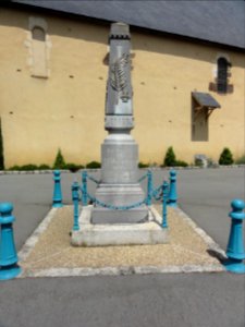 Pezé-le-Robert (Sarthe) monument aux morts
