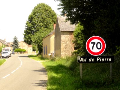 Pezé-le-Robert (Sarthe) entrée Val de Pierre