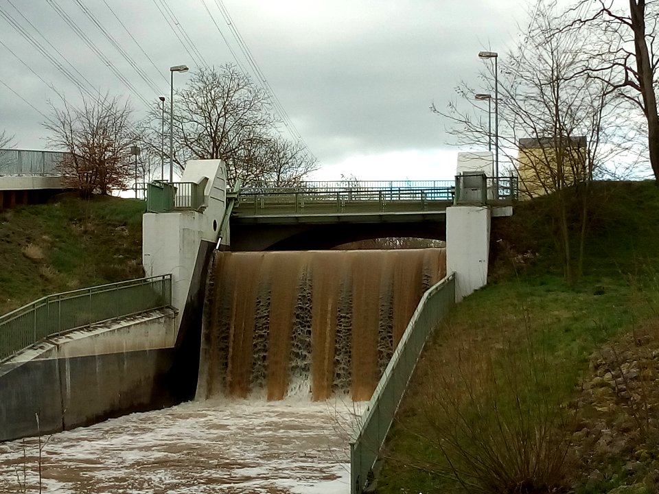 Pfinz-Entlastungskanal, Wehr bei Leopoldshafen bei kleinem Hochwasser