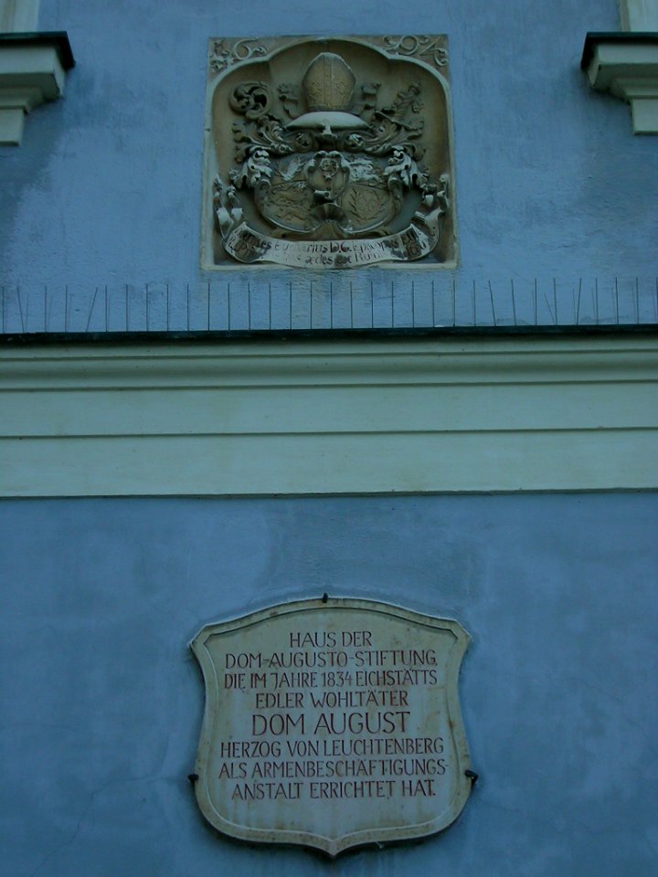 Pfahlstr 2 Eichstätt -Wappen und Infotafel Domplatz