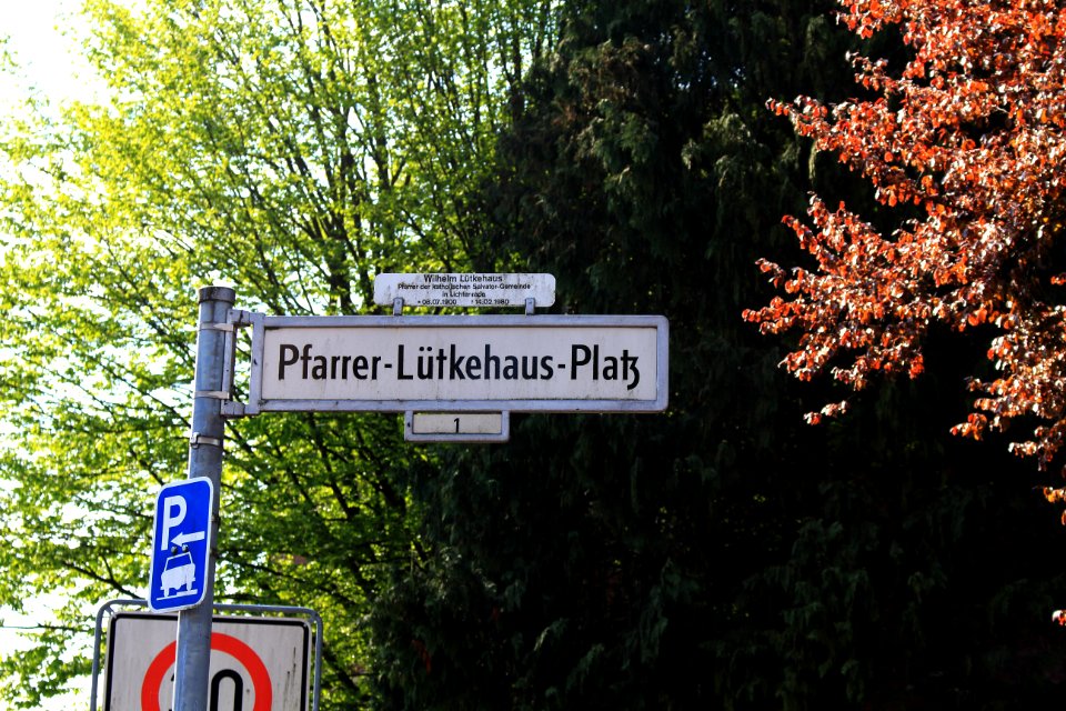 Pfarrer-Lütkehaus-Platz Straßenschild