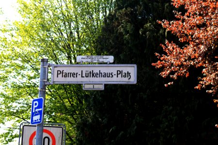 Pfarrer-Lütkehaus-Platz Straßenschild