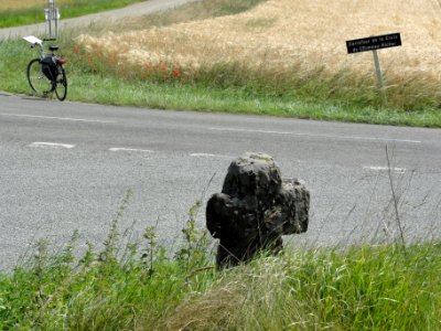 Pezé-le-Robert (Sarthe) la croix de l'Osmeau Richer
