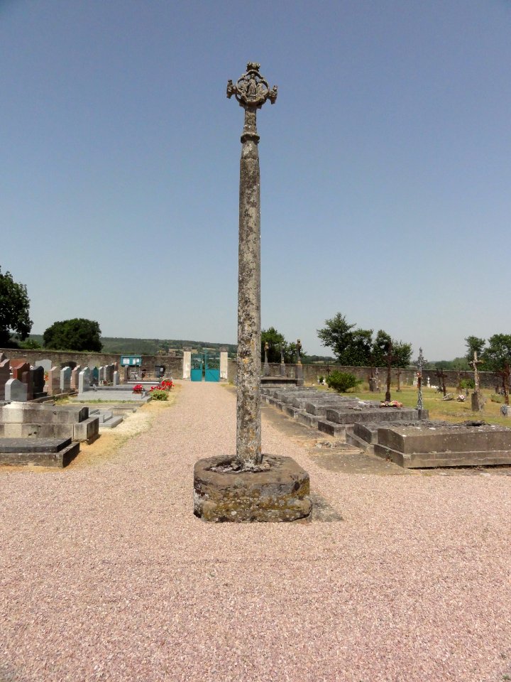 Pezé-le-Robert (Sarthe) croix de cimetière