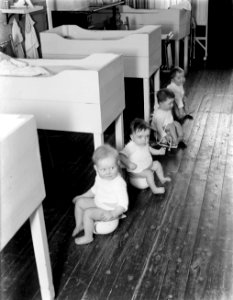 Peuters in het tehuis zitten met zijn allen op de po, Bestanddeelnr 252-0385
