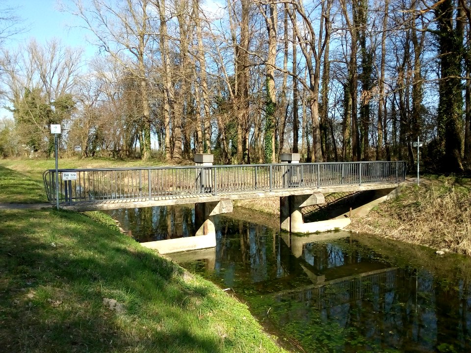 Pfinzkanal, Fußgängerbrücke und Wehr bei Karlsdorf