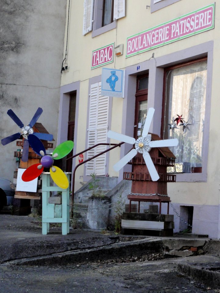 Pexonne (M-et-M) modèles de moulins devant boulangerie (02)