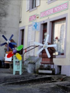 Pexonne (M-et-M) modèles de moulins devant boulangerie (02)