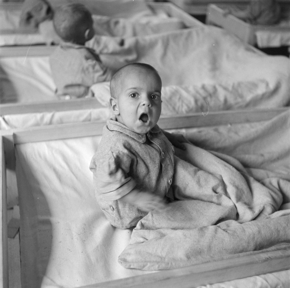 Peuter in een bed, Bestanddeelnr 900-4893