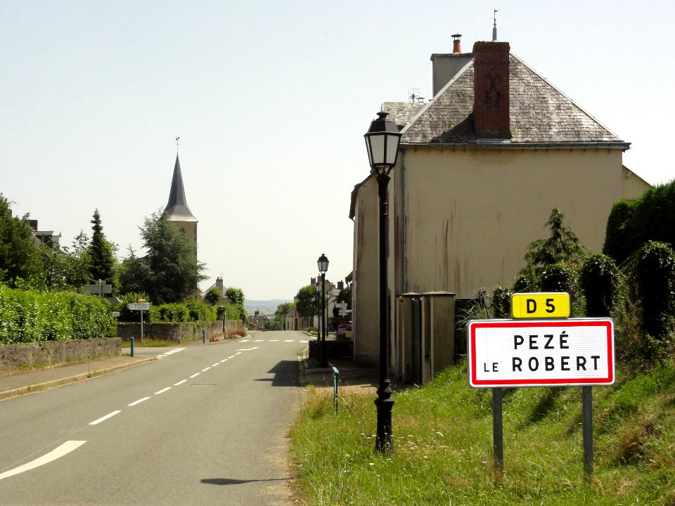 Pezé-le-Robert (Sarthe) entrée
