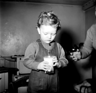 Peuter tijdens het dragen van een glas melk, Bestanddeelnr 252-9382