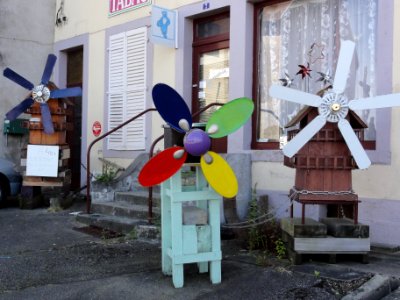 Pexonne (M-et-M) modèles de moulins devant boulangerie (01)