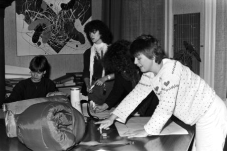 Peuterwerksters bezetten centraal bureau werkgever Vereniging Ons Huis, omdat zi, Bestanddeelnr 931-9301