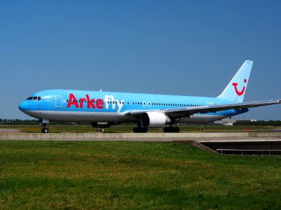 PH-AHQ ArkeFly Boeing 767-383(ER) - cn 24477 taxiing 21July2013 pic-004