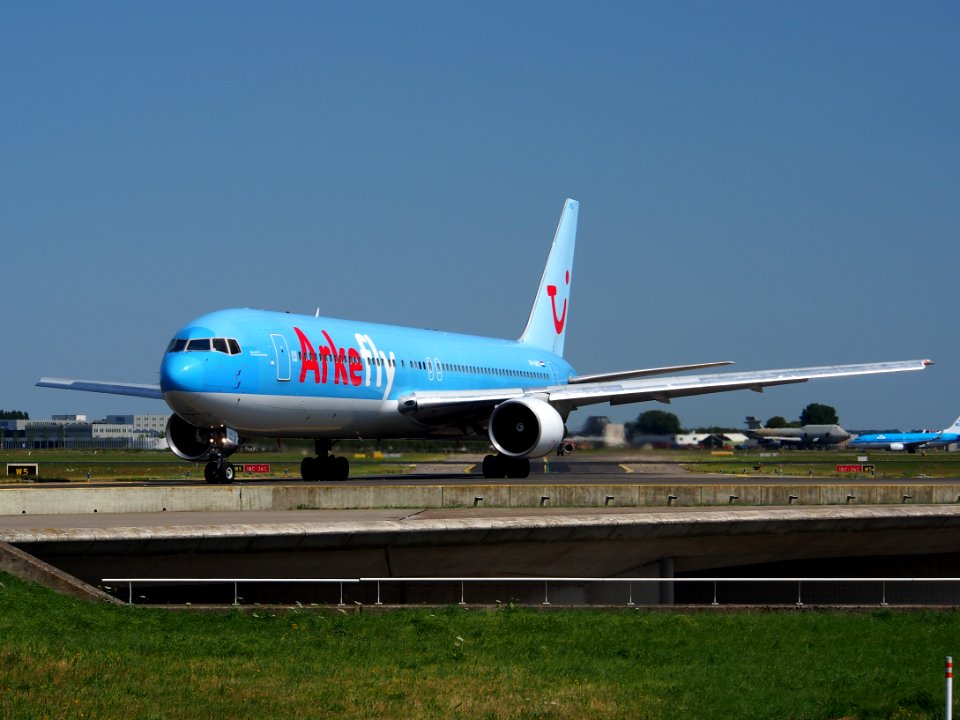 PH-AHQ ArkeFly Boeing 767-383(ER) - cn 24477 taxiing 21July2013 pic-002