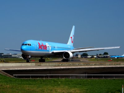 PH-AHQ ArkeFly Boeing 767-383(ER) - cn 24477 taxiing 21July2013 pic-002