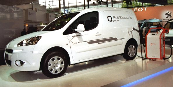 Peugeot Partner electric. model 2012. left side. spielvogel