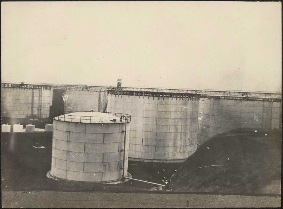 Petroleum-tanks (500.000 liter ieder) te Konstanza in Roemenië, Bestanddeelnr 158-2905