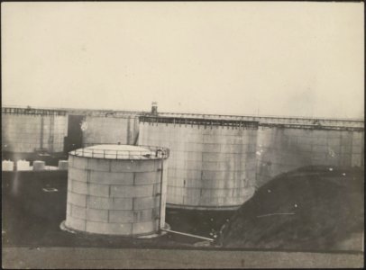 Petroleum-tanks (500.000 liter ieder) te Konstanza in Roemenië, Bestanddeelnr 158-2905