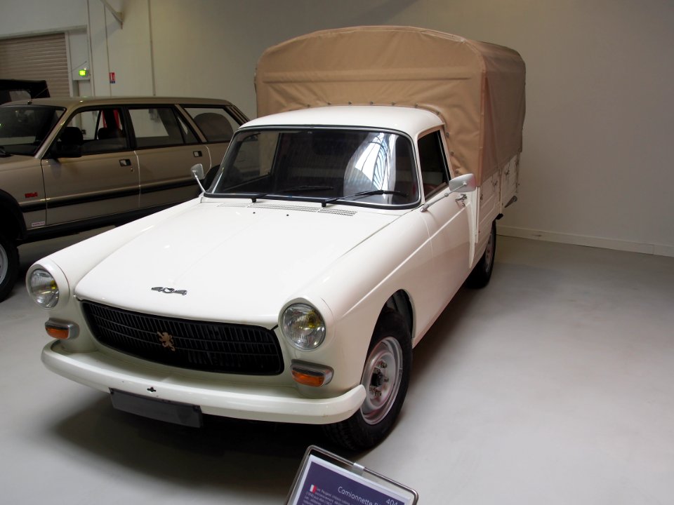 Peugeot 404 Camionette Bàchée photo 2