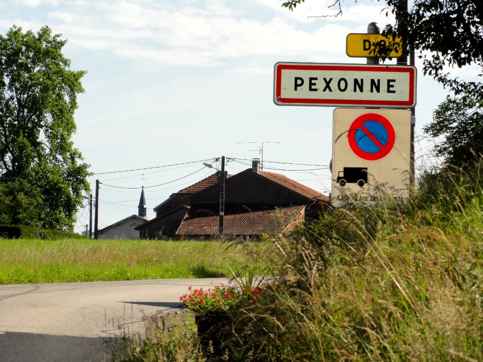 Pexonne (M-et-M) city limit sign