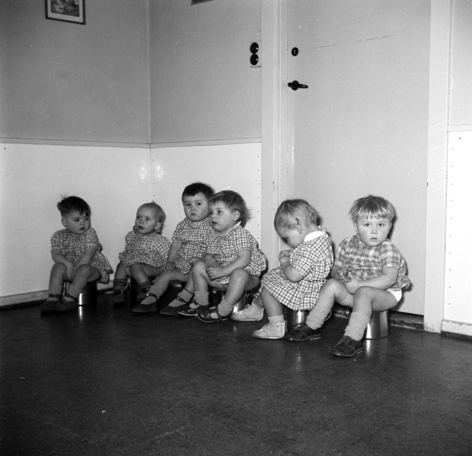 Peuters zittend op potjes, Bestanddeelnr 252-9106
