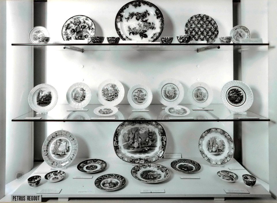 Petrus Regout aardewerk op tentoonstelling Rijksmuseum, 1976 (2)