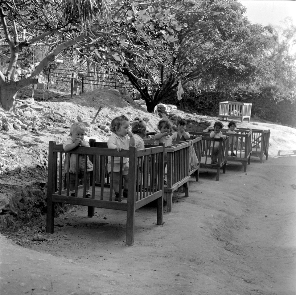 Peuters in een box bij de kinderopvang van kibboets Kiwath Brenner, Bestanddeelnr 255-0564