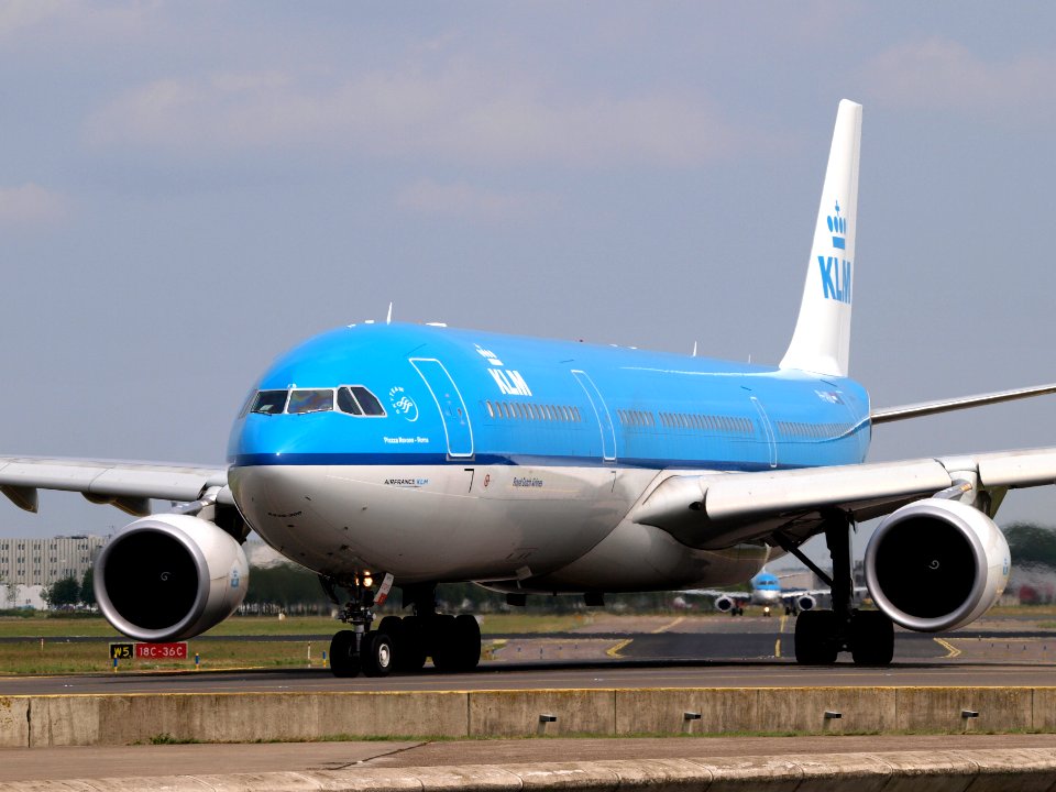 PH-AKB KLM Royal Dutch Airlines Airbus A330-303 taxiing 14july2013 pic2
