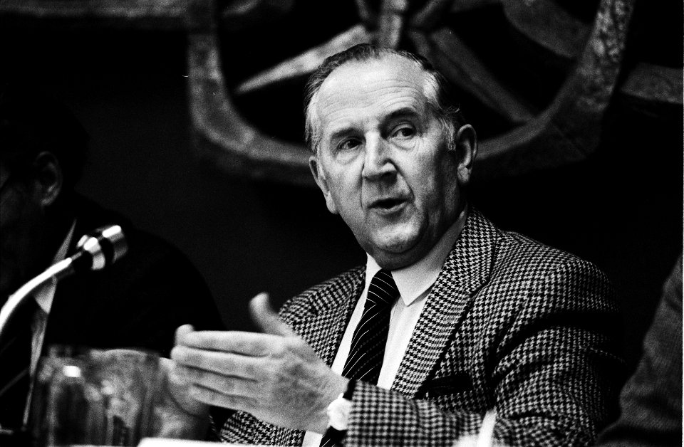 Persconferentie door VNO-voorzitter C. van Veen in Den Haag . C. van Veen tijden, Bestanddeelnr 932-0324