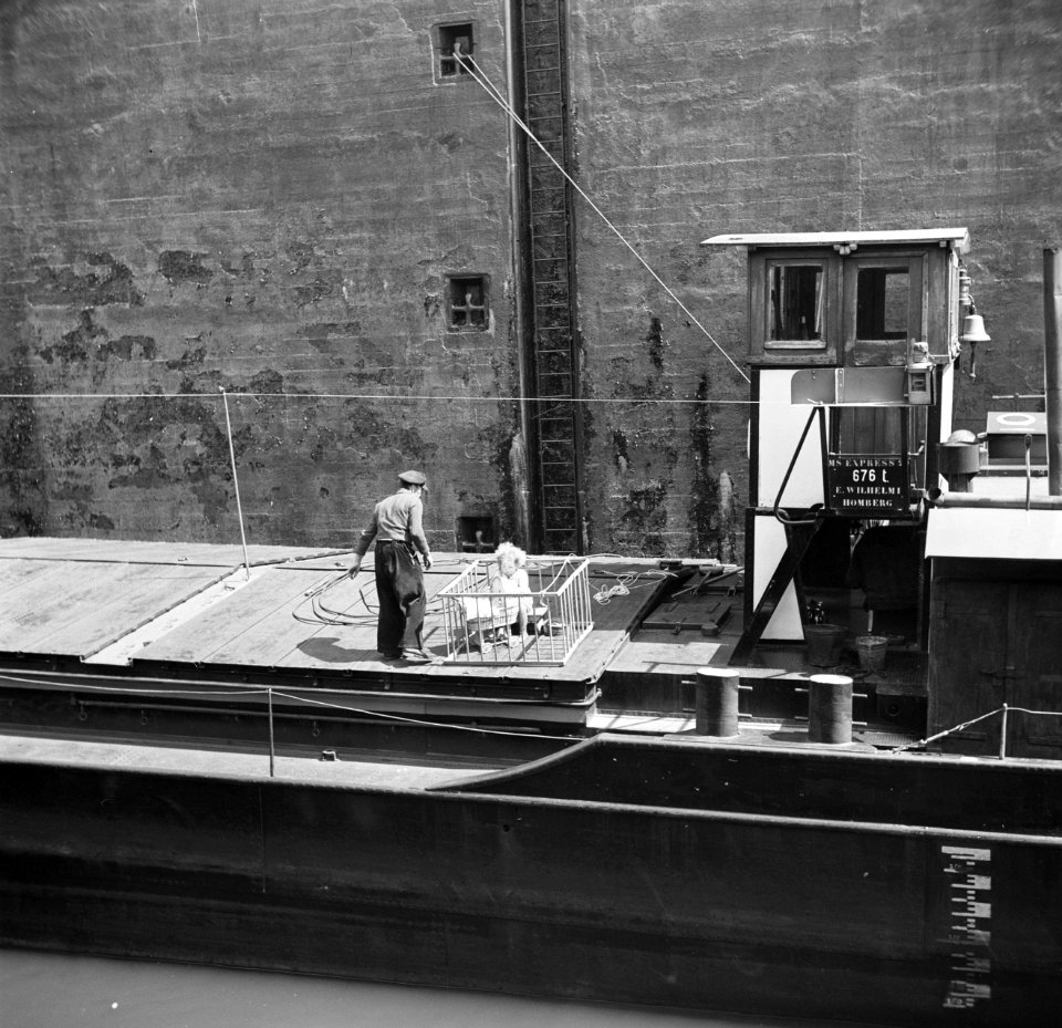 Peuter in een box aan boord van motorschip Express 20, Bestanddeelnr 254-1654