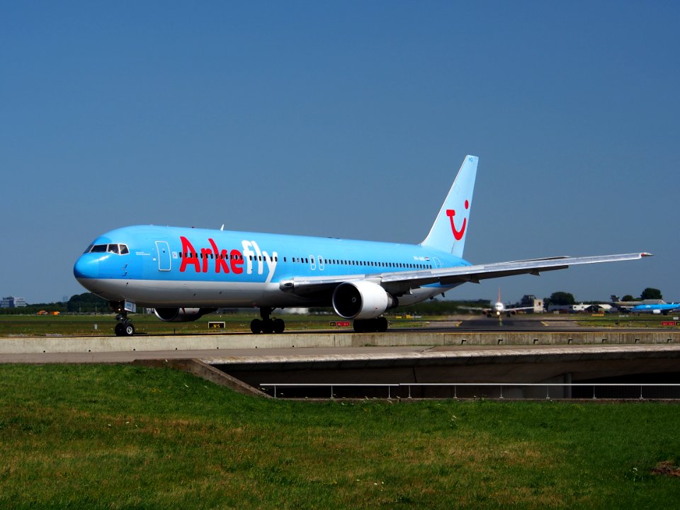 PH-AHQ ArkeFly Boeing 767-383(ER) - cn 24477 taxiing 21July2013 pic-003