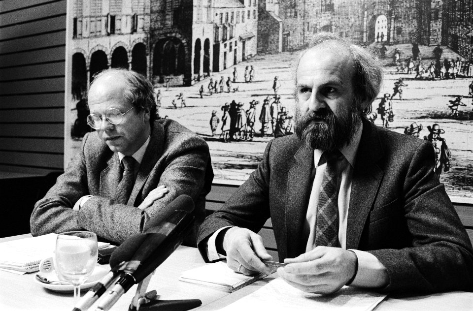 Persconferentie door twee IKON-dir. over het rapport over moord op 4 IKON-journa, Bestanddeelnr 932-1039