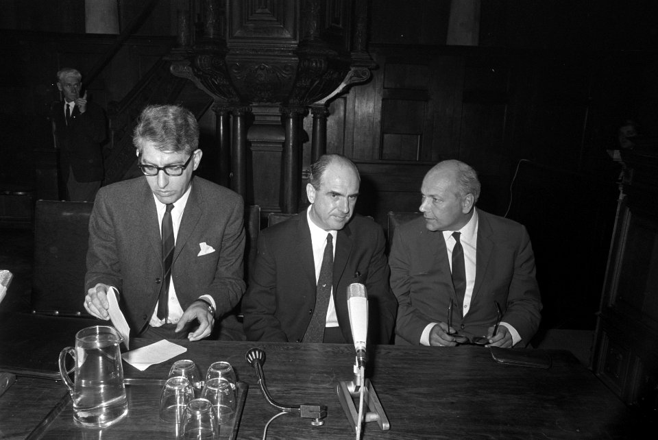 Persconferentie in de Aula van de Gemeentelijke Universiteit aan het Spui. Dr. B, Bestanddeelnr 921-2809