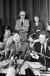 Persconferentie in Assen Van Agt met achter hem Toos Faber en Van Leeuwen, Bestanddeelnr 929-2220