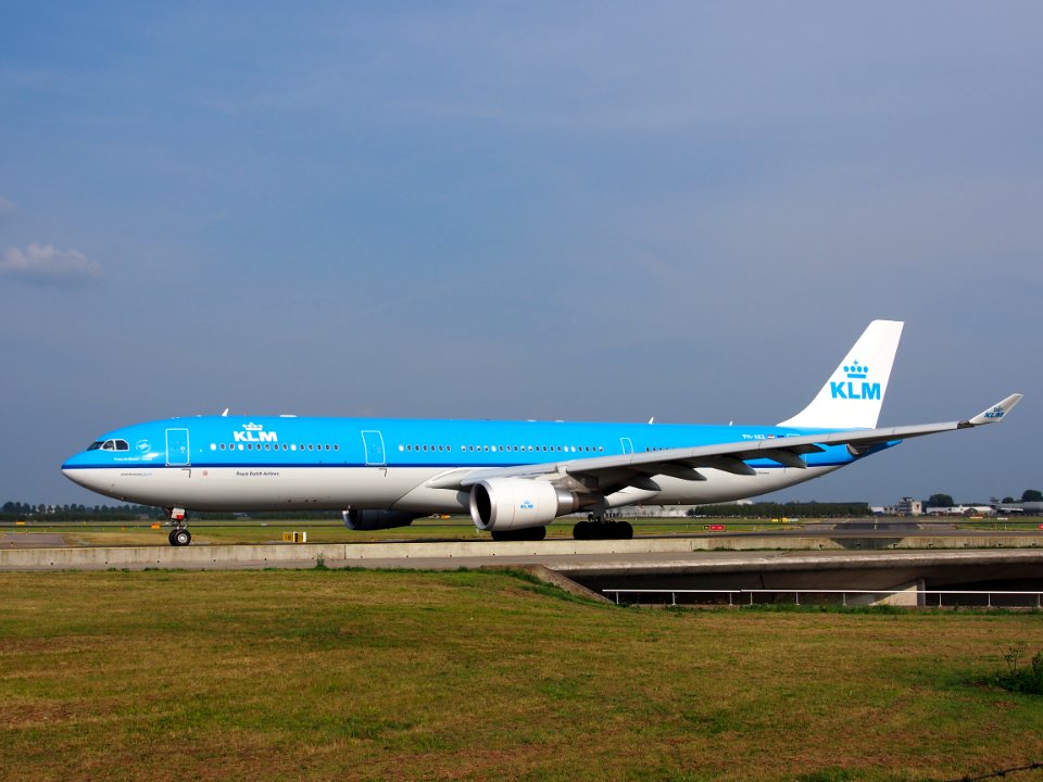 PH-AKE KLM Royal Dutch Airlines Airbus A330-303 - cn 1381 taxiing, 25august2013 pic-3