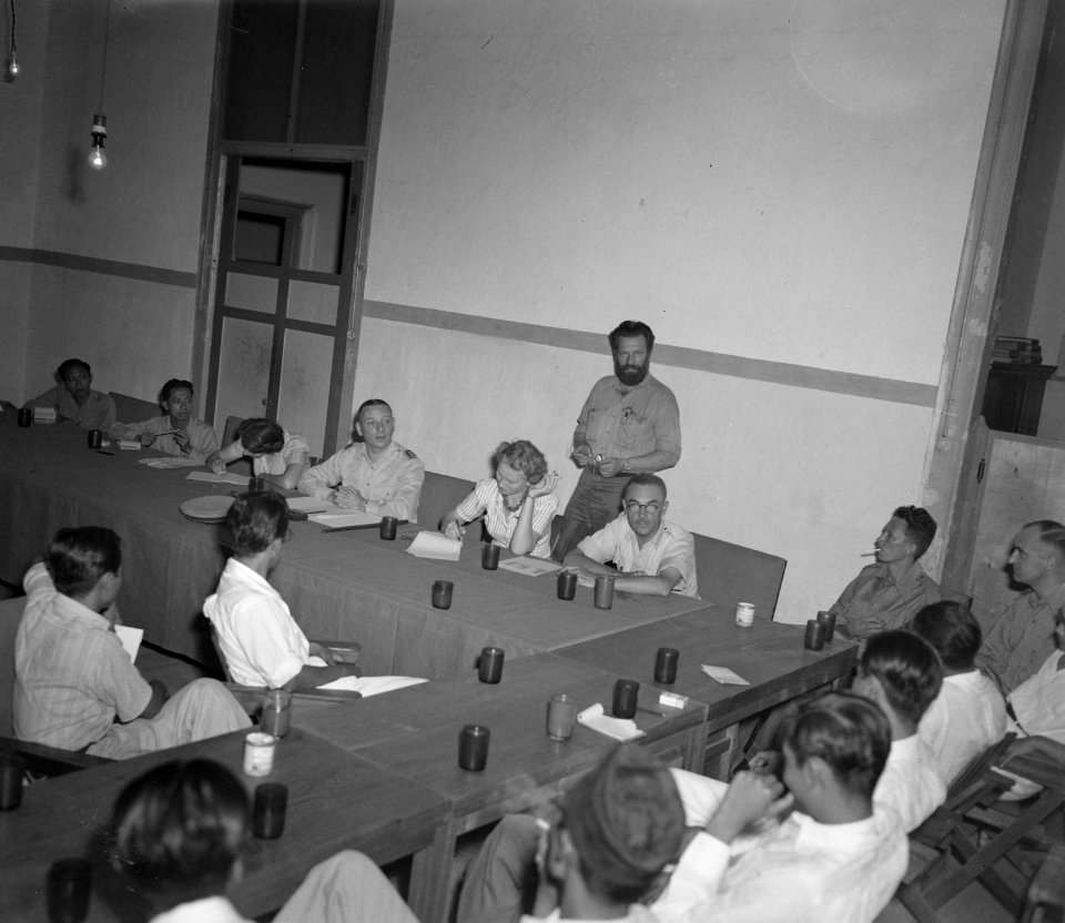 Persconferentie generaal Spoor. Staand met baard A.J.E. van Berckelaer, hoofd L, Bestanddeelnr 8537