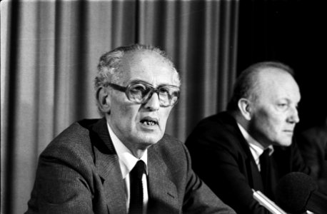 Persconferentie dr. L. de Jong en A. J. van de Leeuw in verband met oorlogsverle, Bestanddeelnr 929-9809