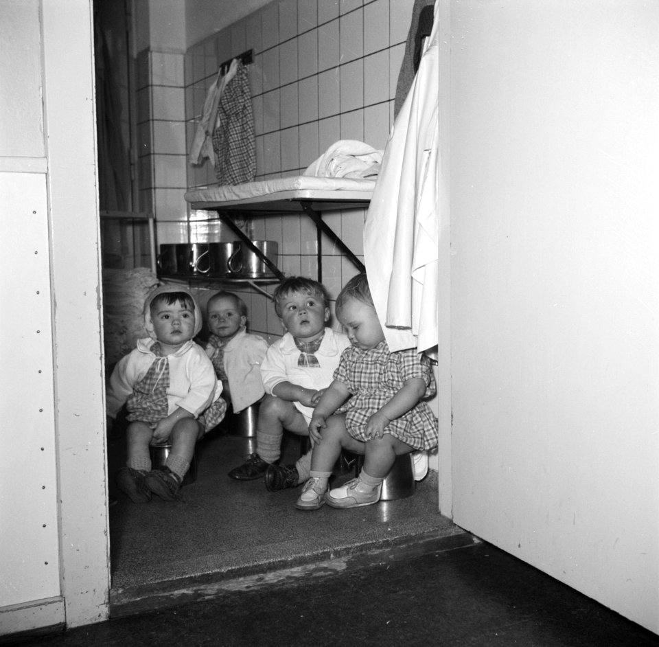 Peuters zittend op potjes, Bestanddeelnr 252-9104