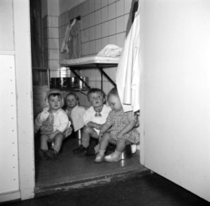 Peuters zittend op potjes, Bestanddeelnr 252-9104